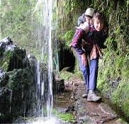 Wandern mit Kind im Tragetuch in Madeira